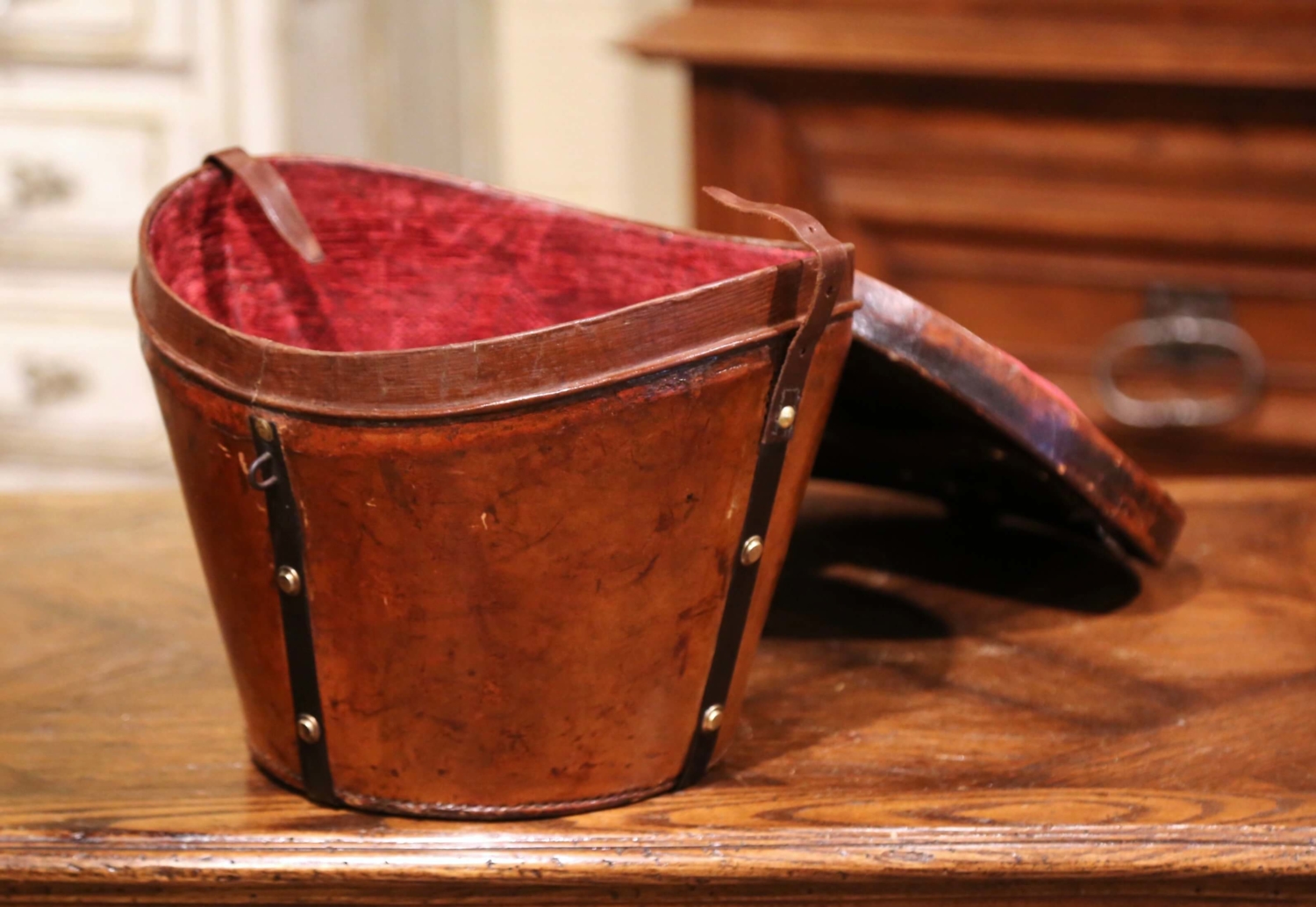 19th Century, English Regency Leather Oval Hat Box For Sale at 1stDibs